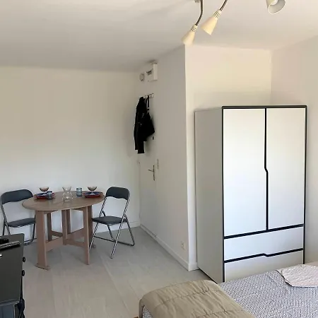 Center Parking Very Calm California Neighborhood